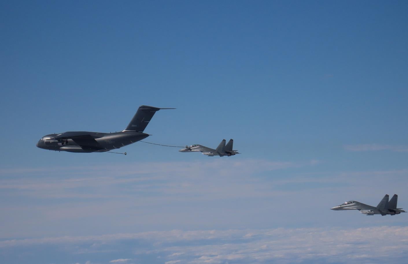 Un aereo cisterna YY-20 dell'Aeronautica militare cinese (PLAAF) rifornisce di carburante un caccia J-16, fotografato il 30 novembre 2024.