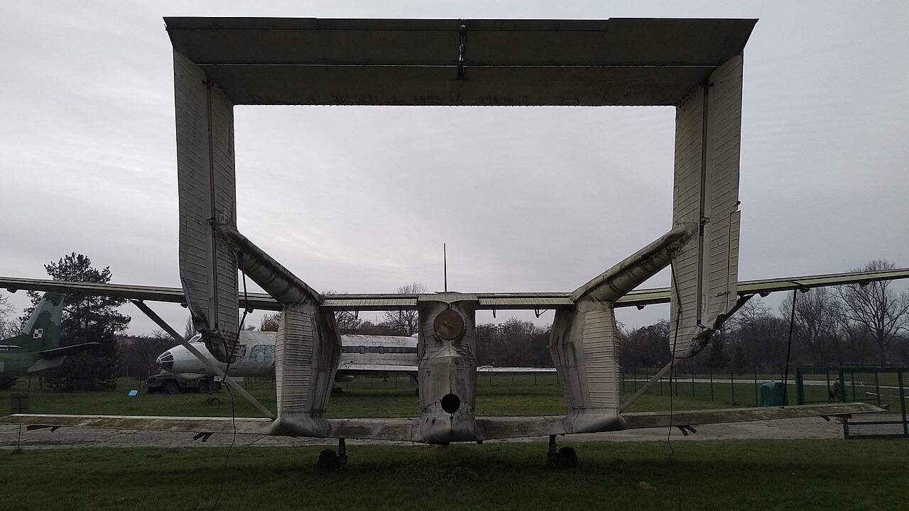 Le PZL M-15 Belphegor montrant ses deux poutres de queue et ses trémies chimiques.