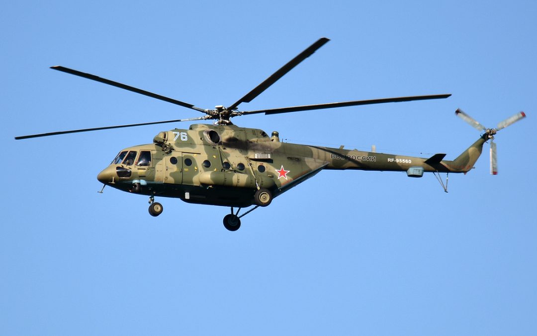 Ein russischer Mi-8-Hubschrauber landete nach Treibstoffmangel auf einer Straße in Sachalin.