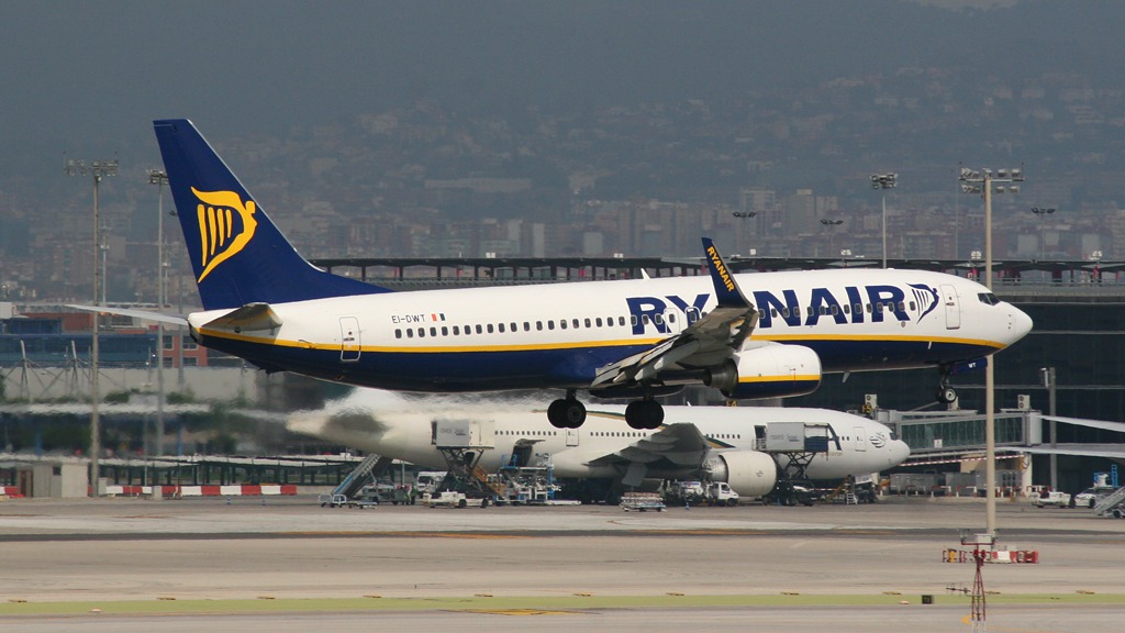 A Ryanair Boeing 737-800 on short final to land at Barcelona