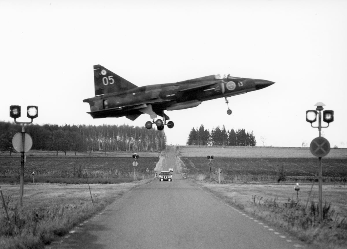 Swedish Air Force Saab 37 Viggen on short final over a public road