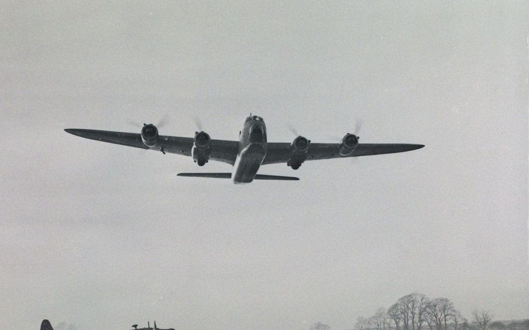 Short Stirling: El bombardero pesado destruido por la puerta de un hangar.