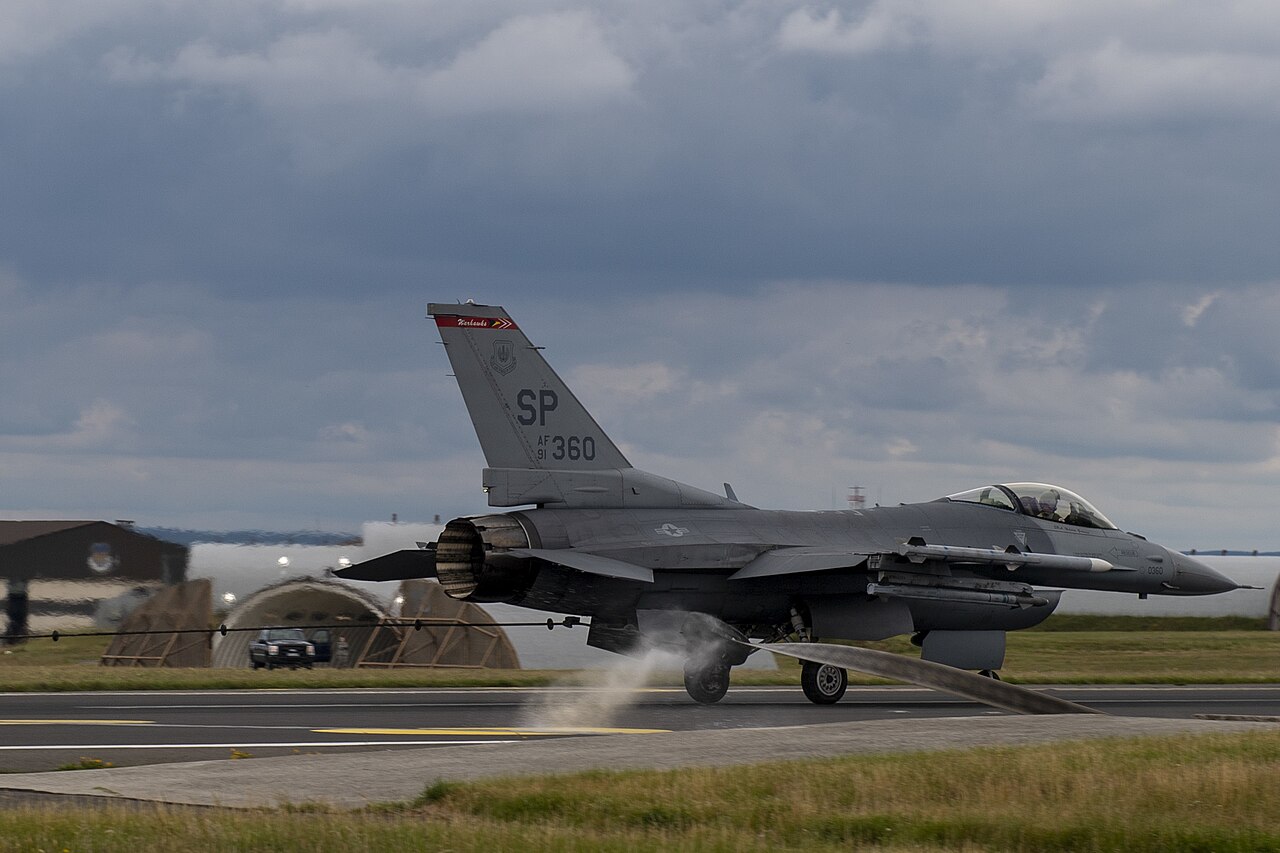 A 52nd Fighter Wing F-16 engages the runway arresting cable at Spangdahlem Air Base
