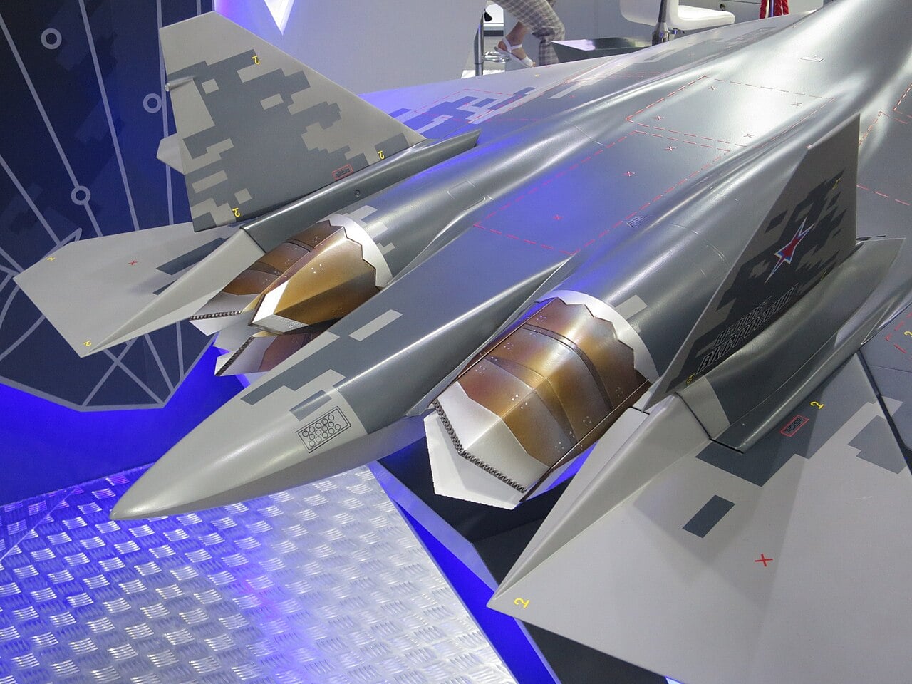 Zweidimensionale Schubvektorsteuerungsdüsen an einem Su-57-Modell auf der Dubai Airshow 2025