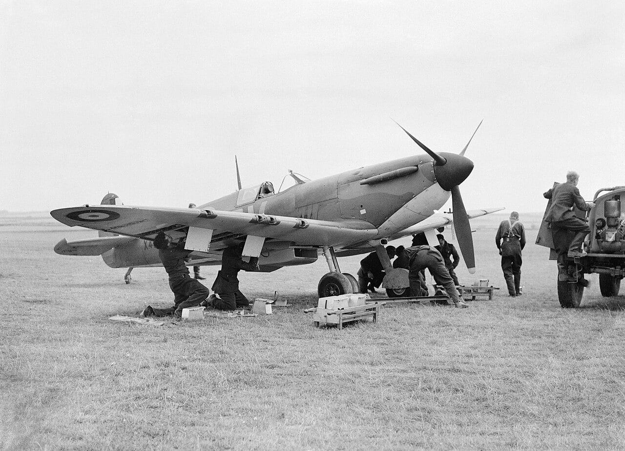 Ground crew rearming a Supermarine Spitfire Mk I of No. 19 Squadron at Fowlmere in 1940