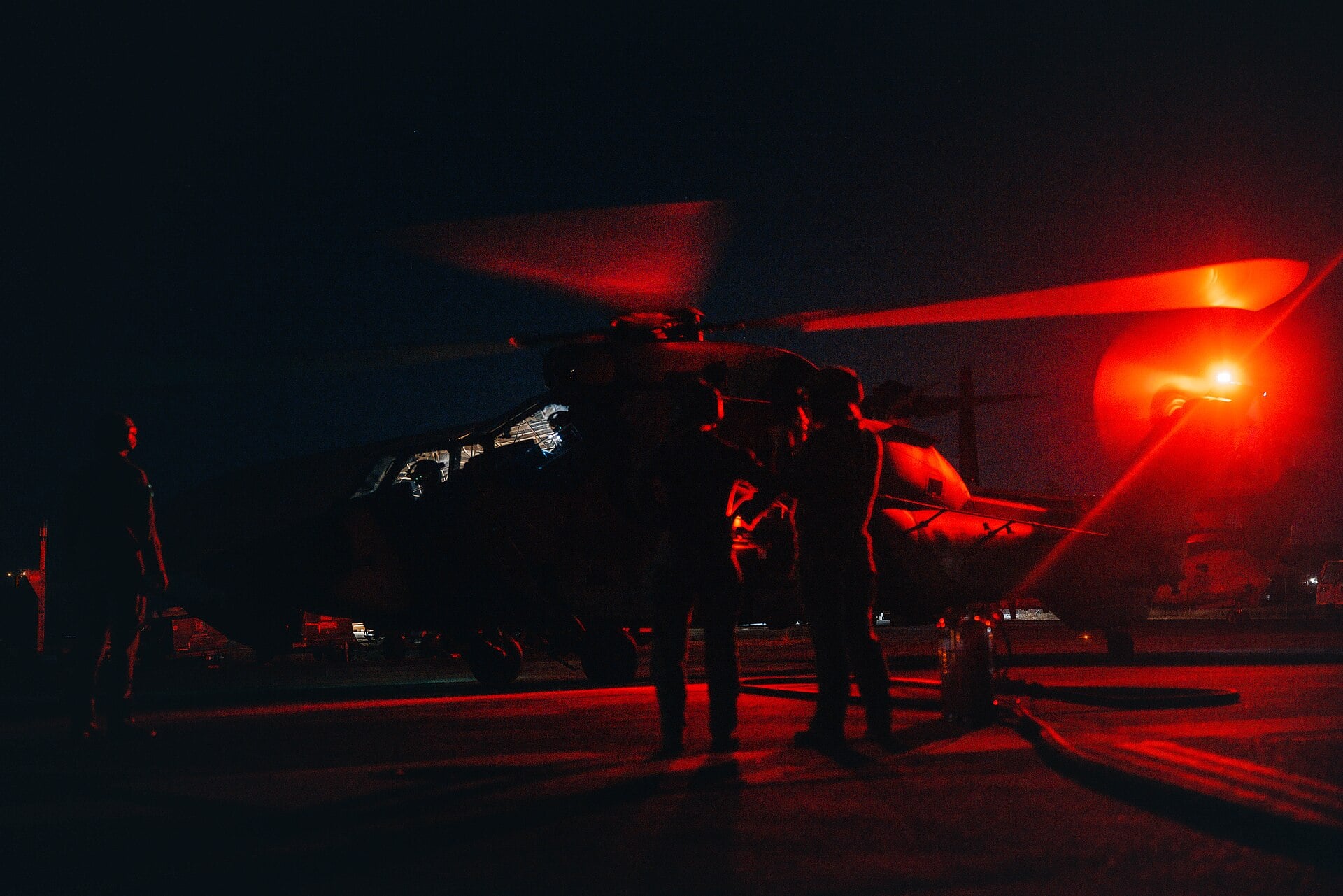 US Marines and Australian soldiers refuel an ARH Tiger in Darwin