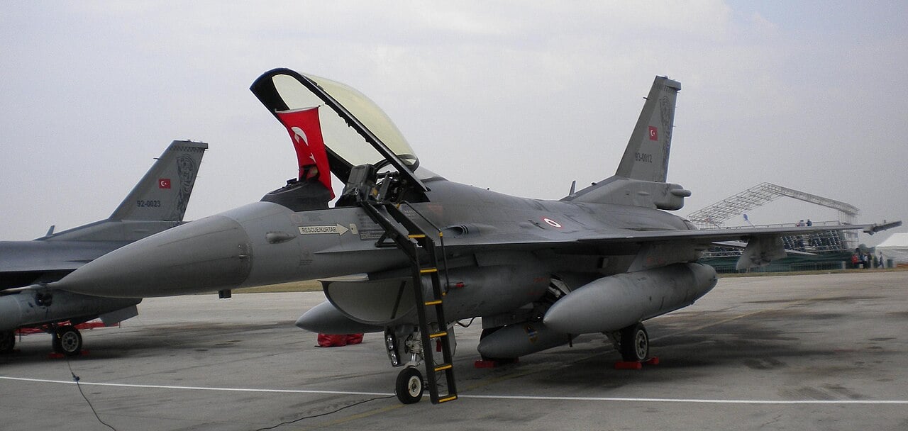 Turkish Air Force F-16 Fighting Falcon A Turkish Air Force F-16, the type flying NATO Baltic Air Defence duty from Ämari