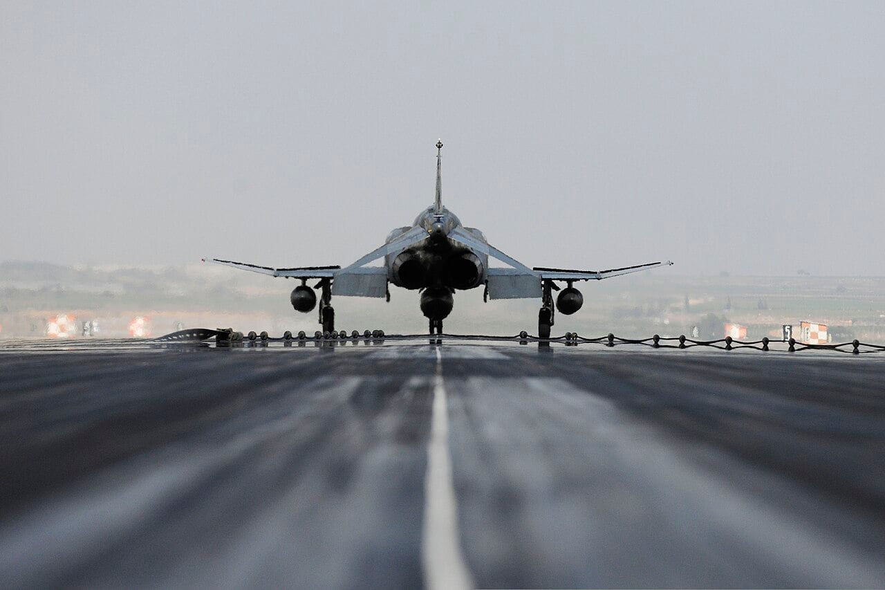 A Turkish Air Force F-4 Phantom stopped by a BAK-12 arresting system at Incirlik Air Base, 2014 A Turkish Air Force F-4 Phantom stopped by a BAK-12 arresting system at Incirlik Air Base, 2014