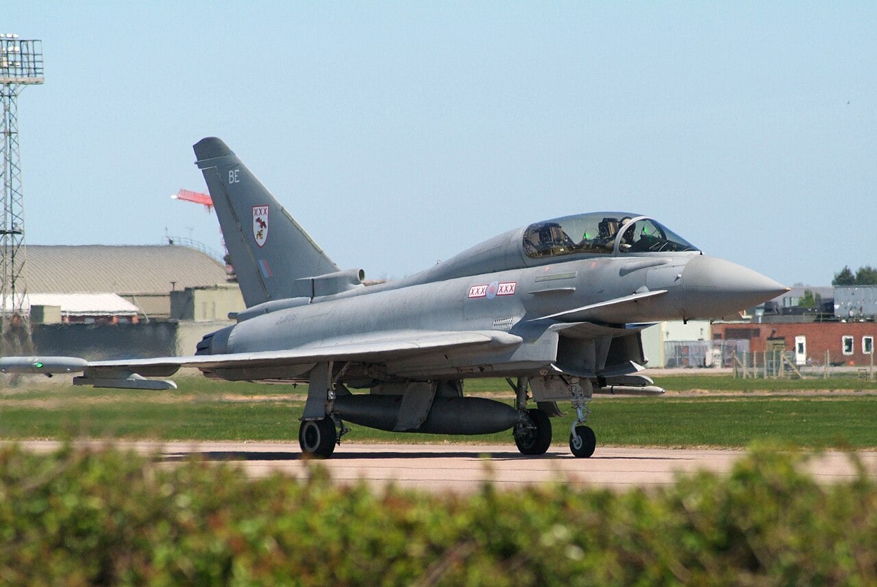 typhoon-t1-29-squadron-raf-coningsby-two-seat Two-seat Eurofighter Typhoon T.1 of 29 Squadron taxying at RAF Coningsby