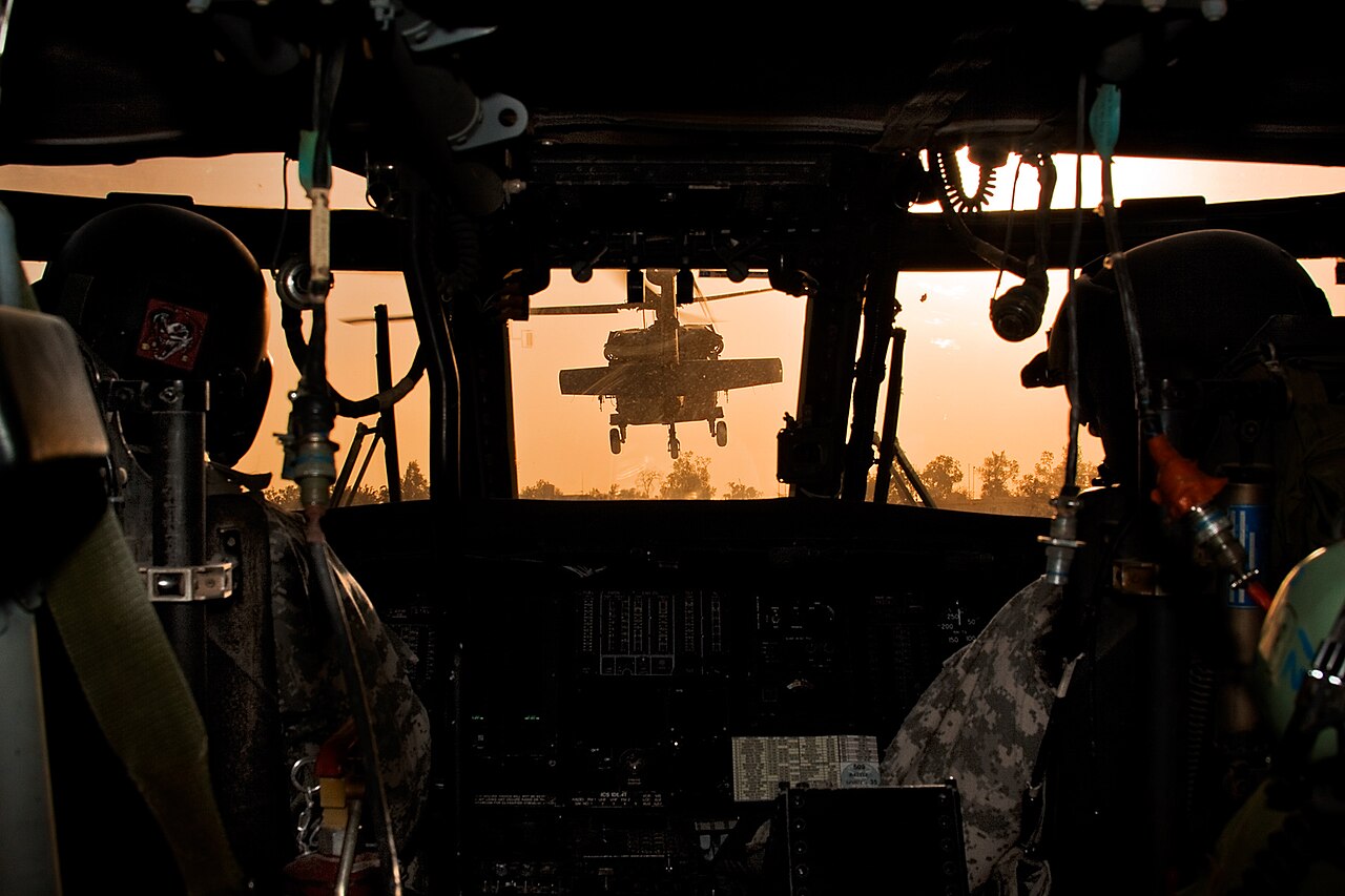 Vue depuis le cockpit d'un UH-60 Black Hawk à l'aube