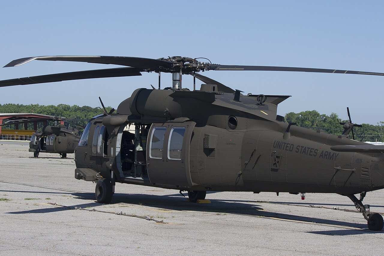 Un hélicoptère UH-60M Black Hawk de l'armée américaine, du même type que celui utilisé lors des essais d'effets de lancement Altius-700.
