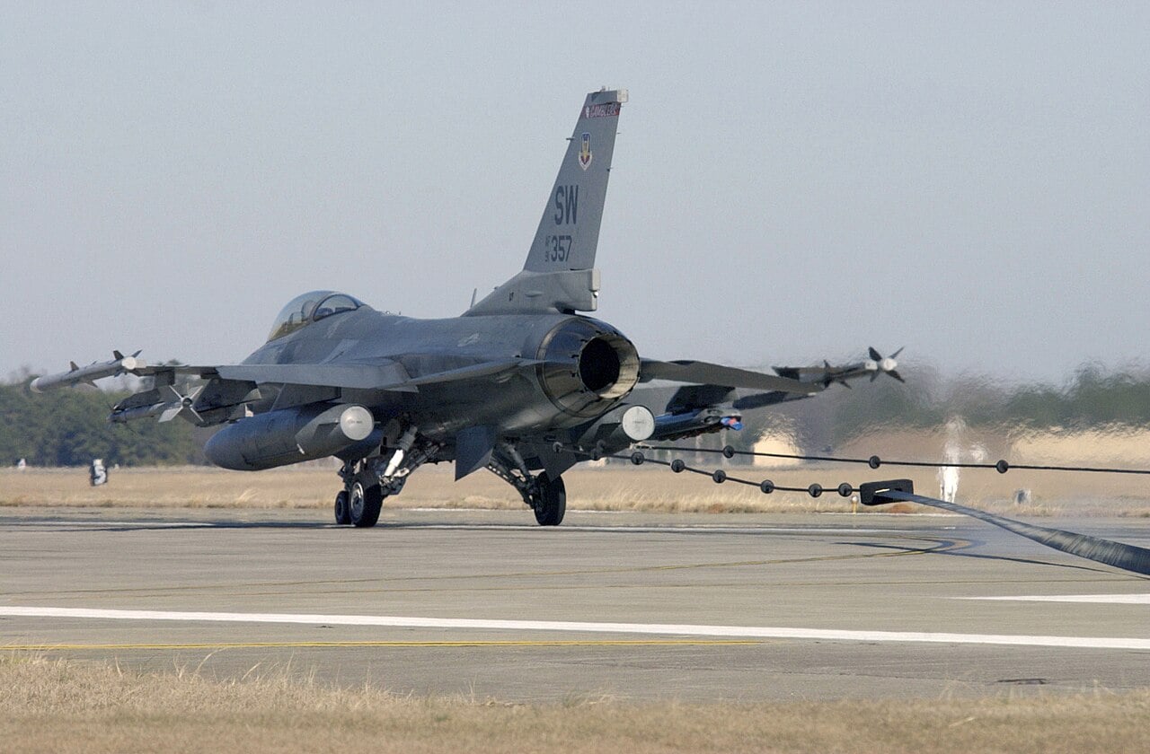 USAF F-16 catching an arresting cable with its tailhook