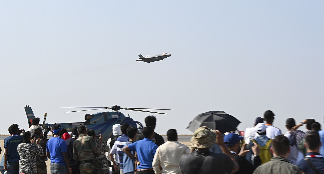 A US Air Force F-35 Lightning II making a high-speed pass over spectators at Aero India 2025 in Bengaluru