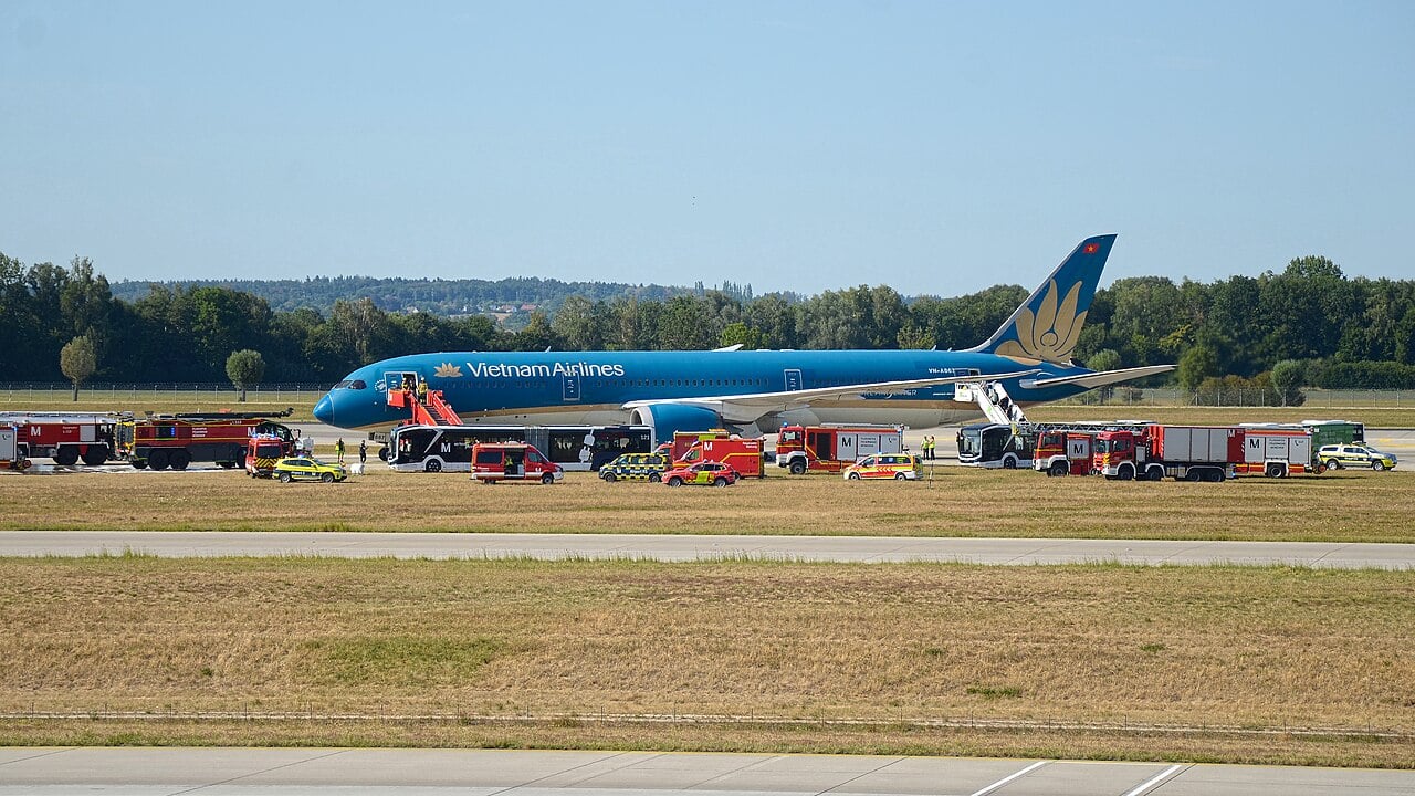 vietnam-airlines-787-9-vn-a867-munich-emergency-landing-2026 Vietnam Airlines Boeing 787-9 VN-A867 surrounded by emergency vehicles at Munich after flight VN34 returned on 15 August 2026