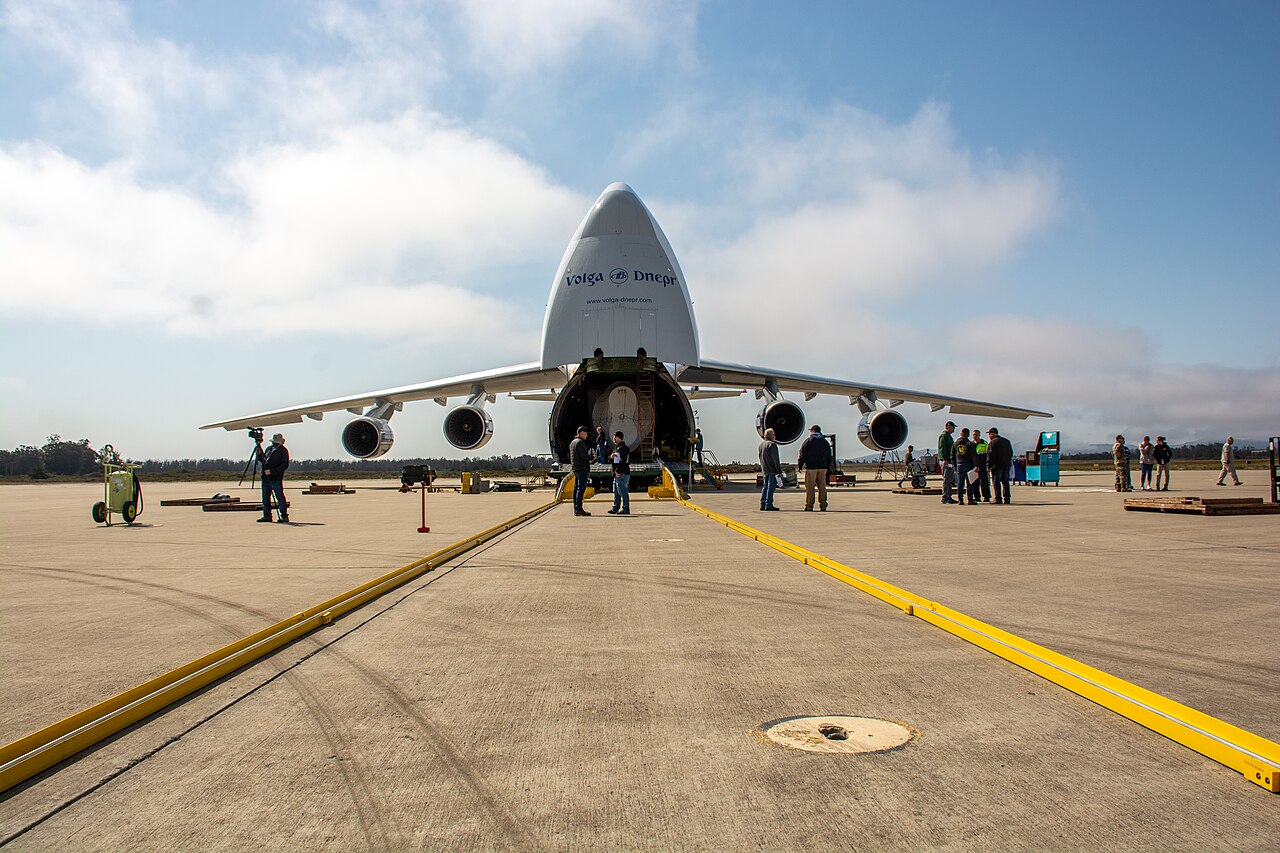 A Volga-Dnepr An-124 with the nose door open offloading an Atlas V booster