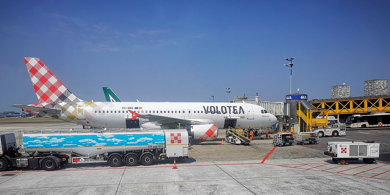 Volotea Airbus A320 at the gate at Milan Linate