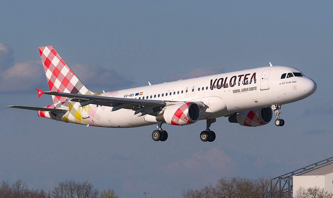 Volotea Airbus A320 EC-OEI on approach to Toulouse-Blagnac in March 2026
