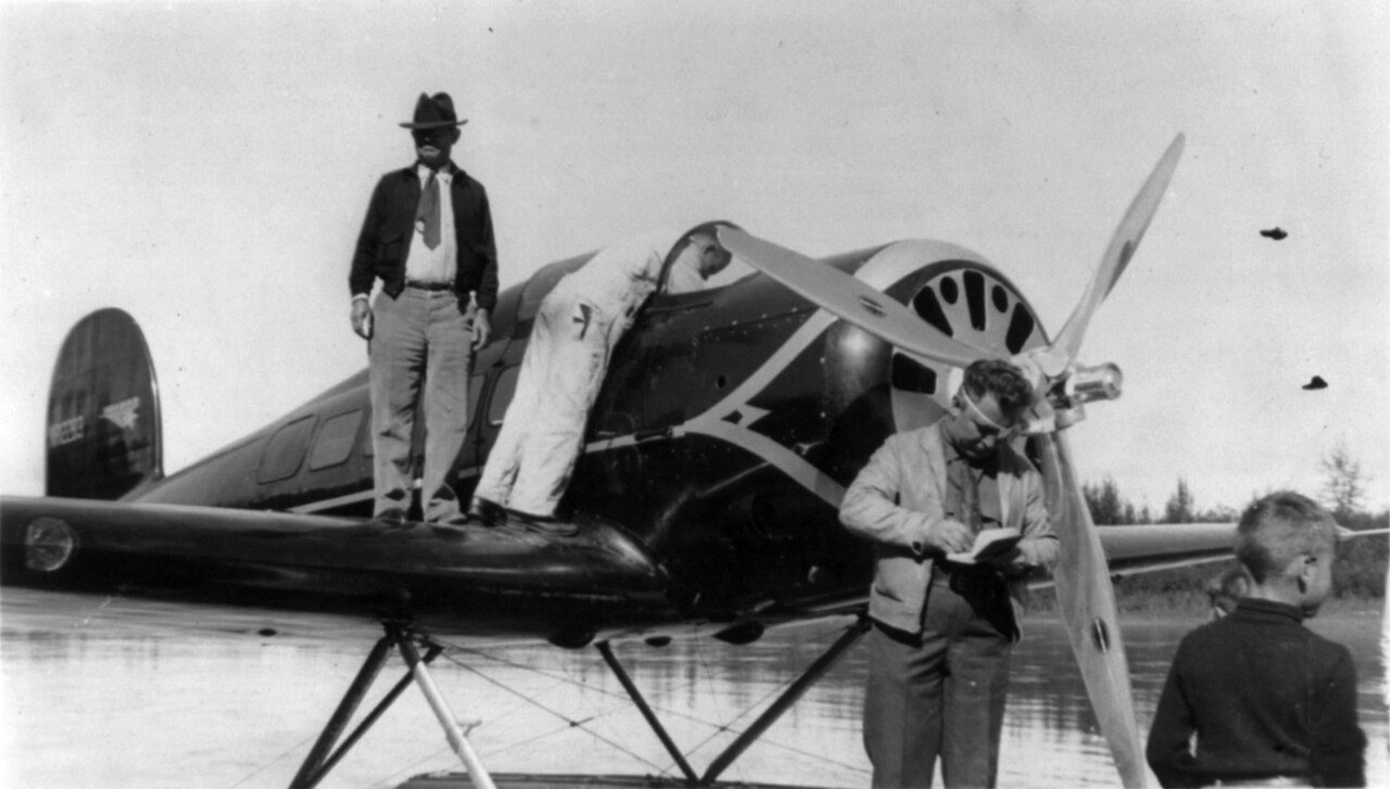Will Rogers debout sur l'aile de l'hydravion avec Wiley Post à Fairbanks, en Alaska, en août 1935
