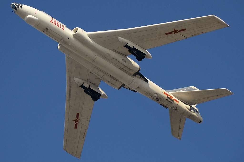 Un bombardiere Xian H-6 dell'aeronautica militare cinese.