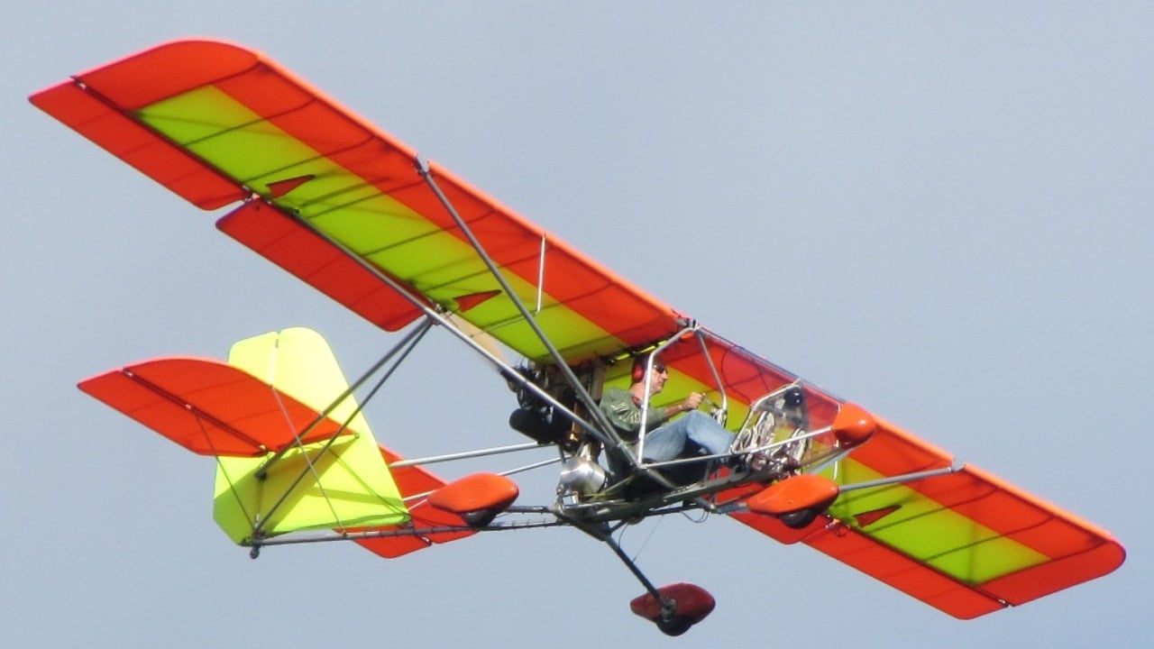 An Aerolite 103 single-seat ultralight in flight