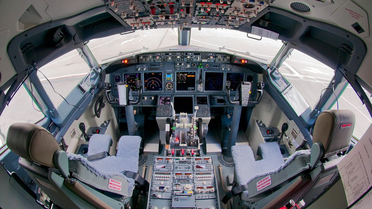 Boeing 737-800 flight deck in cruise Boeing 737-800 flight deck in cruise