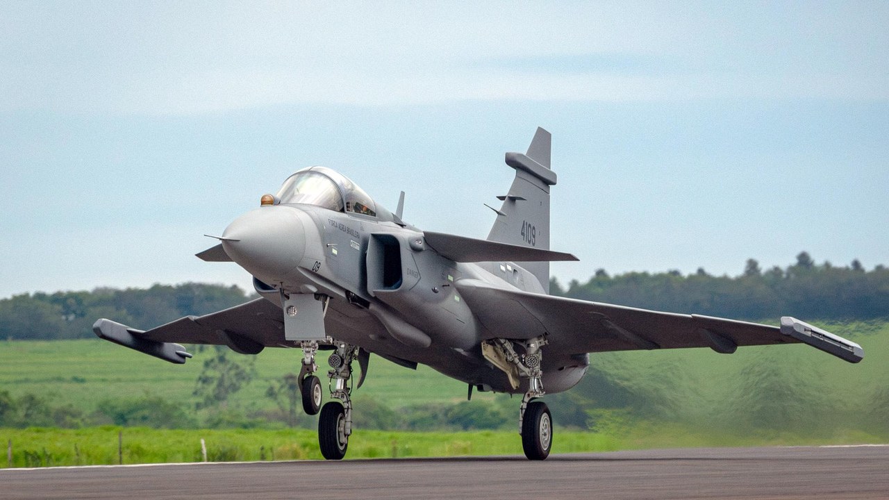 Brazilian-built Gripen E 4109 on the runway at Gavião Peixoto