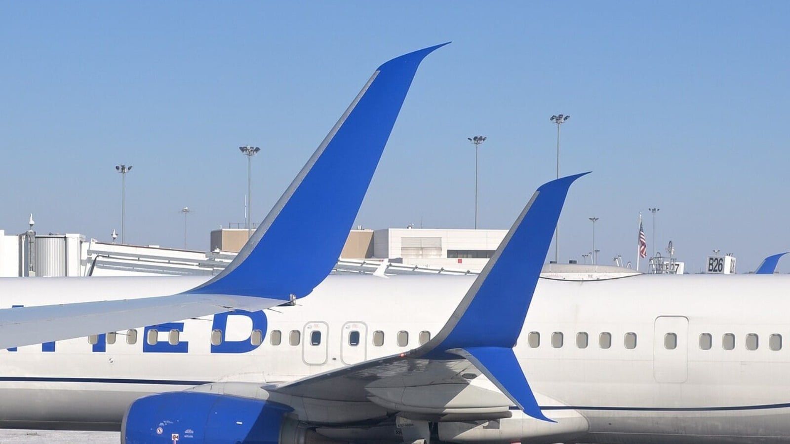 A Scimitar Blended Winglet on a Boeing 757-200 beside a Split Scimitar Winglet on a Boeing 737-900ER, both approved under supplemental type certificates