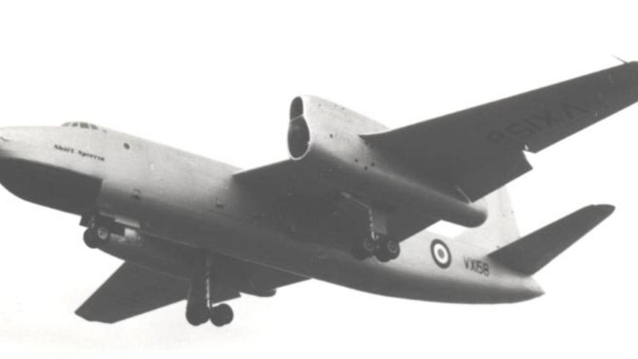 The Short Sperrin VX158 flying with a Gyron engine in its lower left nacelle at Farnborough