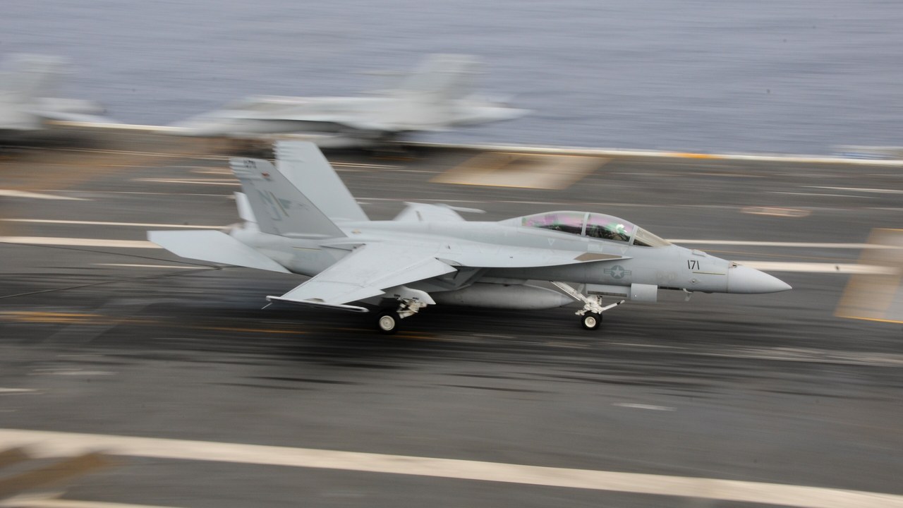 FEATURED-super-hornet-touch-and-go-uss-ronald-reagan F/A-18E Super Hornet performing a touch-and-go on the deck of USS Ronald Reagan