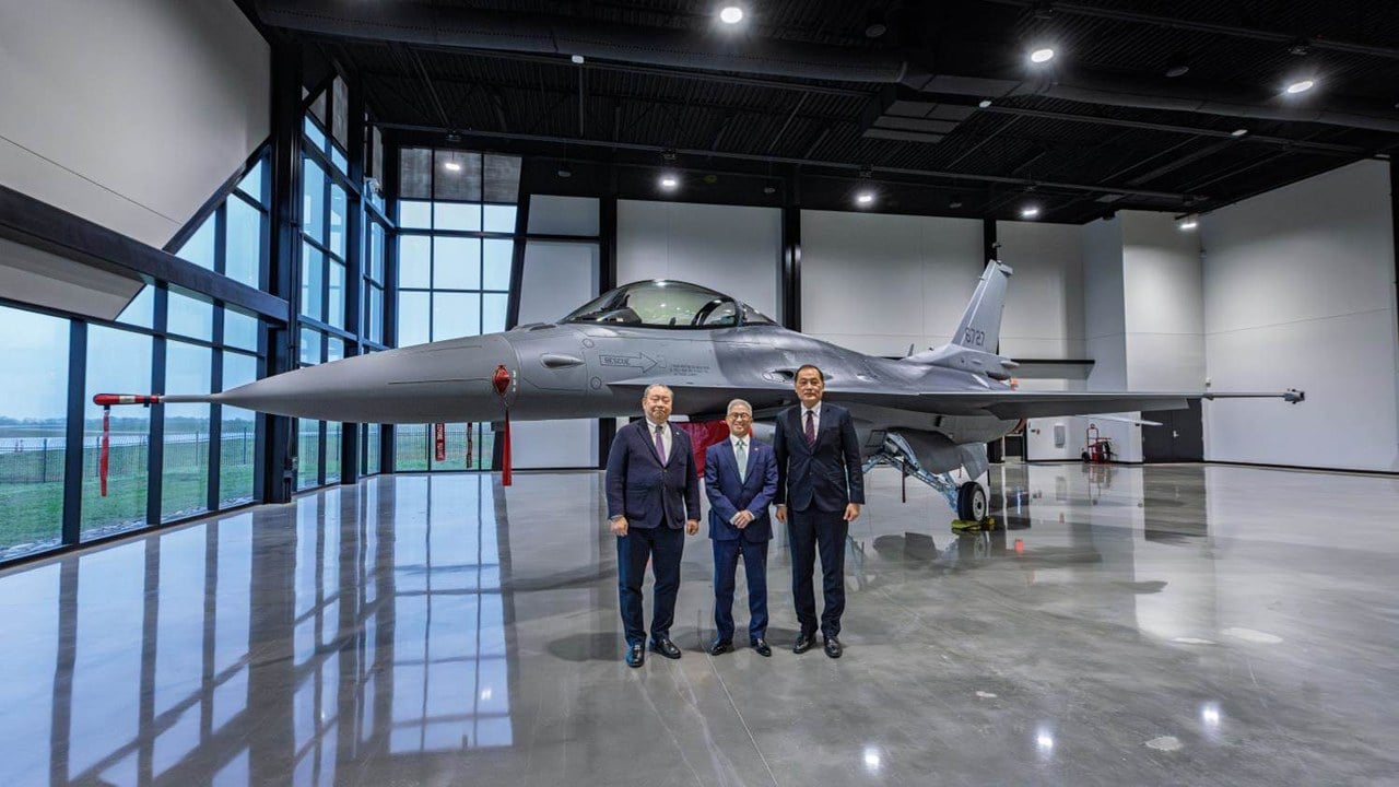 Taiwanese F-16C Block 70 fighter 6727 in a Lockheed Martin hangar in Greenville, with three Taiwanese officials standing in front