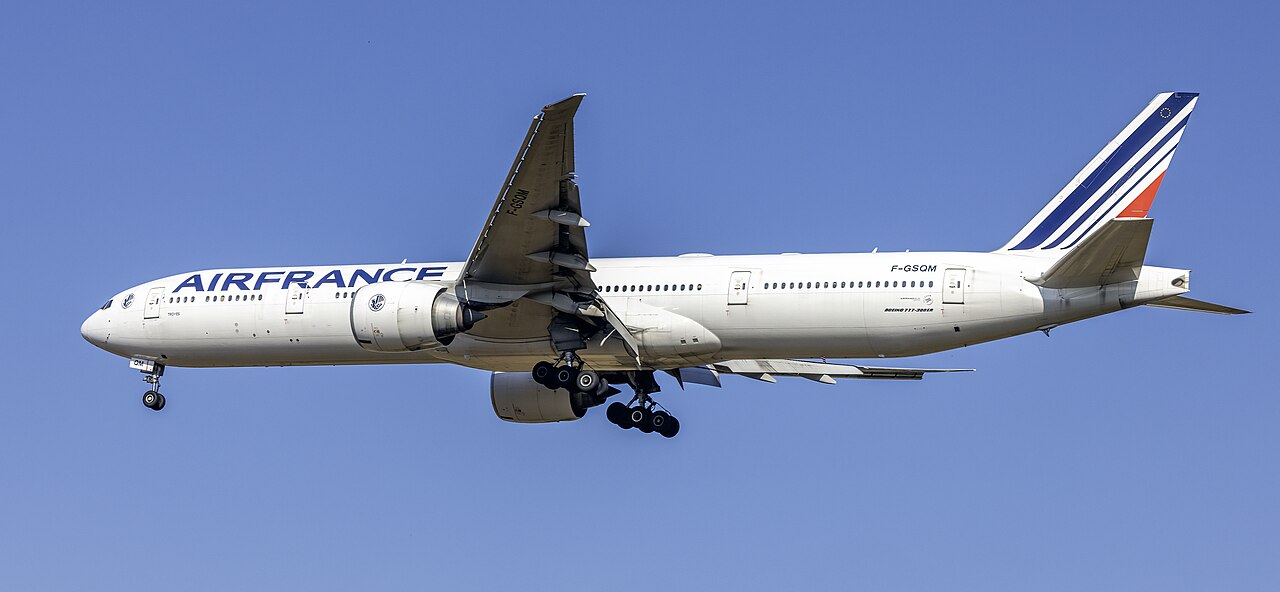Air France Boeing 777-300ER F-GSQM on approach