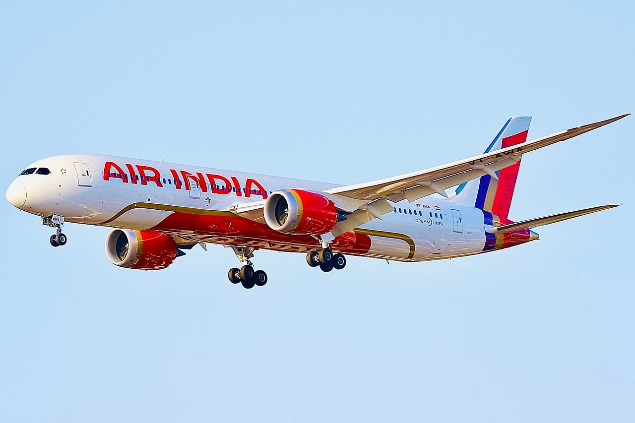 Air India Boeing 787-9 Dreamliner VT-AWA in the new Air India livery on approach