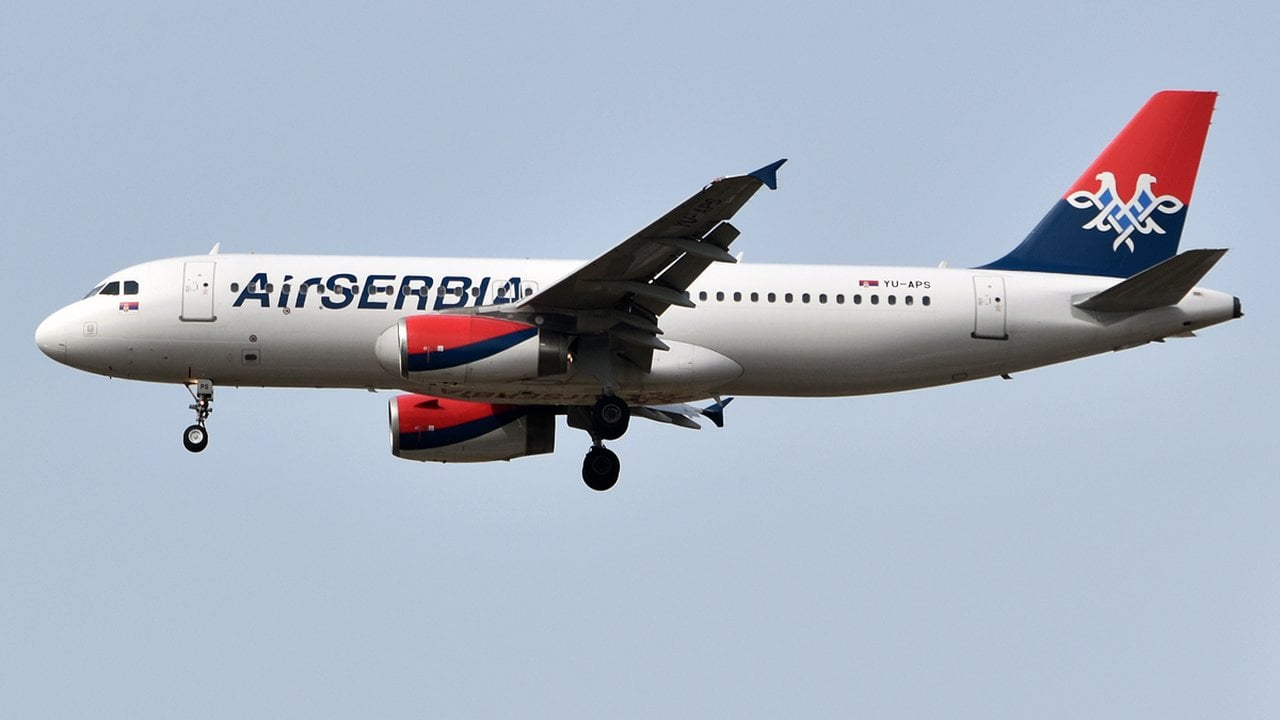 Air Serbia A320 YU-APS Air Serbia Airbus A320 YU-APS on approach to Belgrade
