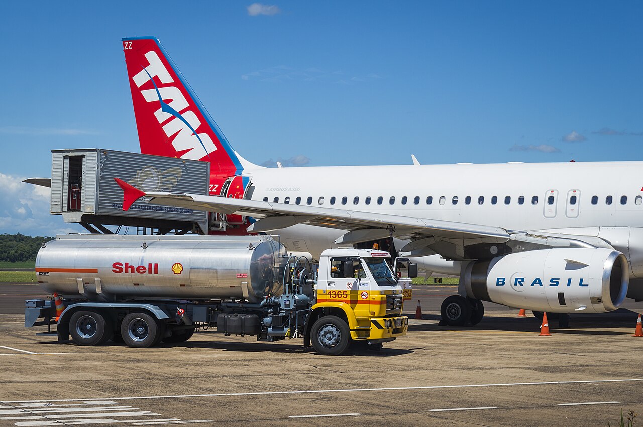 Airbus A320 being refuelled from a tanker truck