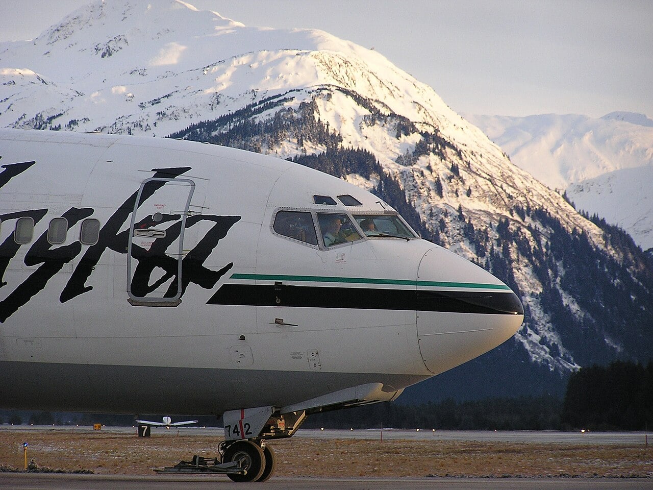 Alaska Airlines Boeing 737-200 at Juneau Alaska Airlines Boeing 737-200 at Juneau