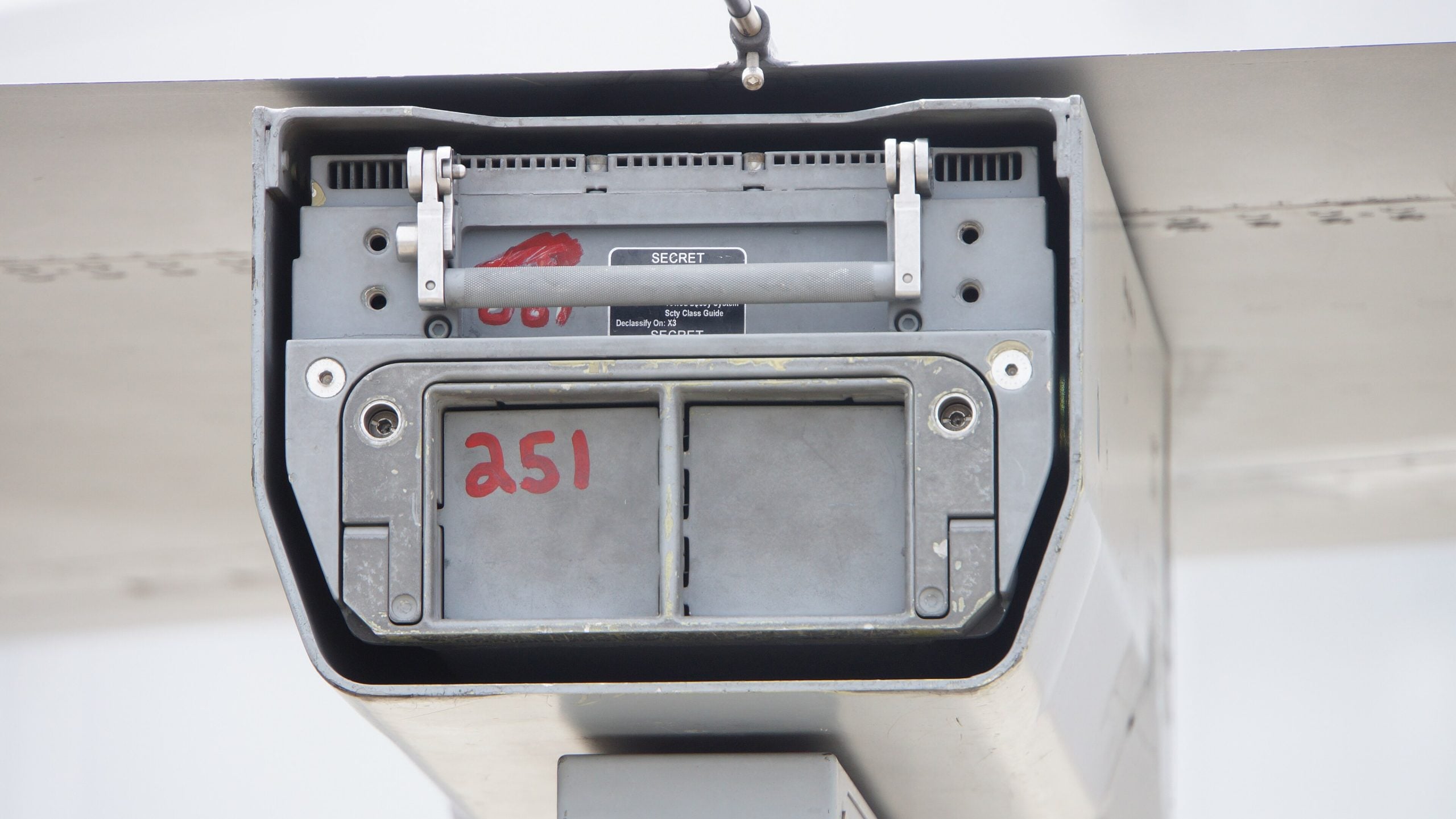 an-ale-50-towed-decoy-launcher-f-16c-wing-pylon