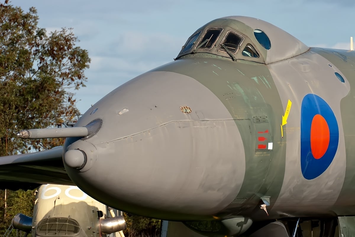 avro-vulcan-b2-xm575-delta-wing-bomber Avro Vulcan B2 delta-wing bomber XM575