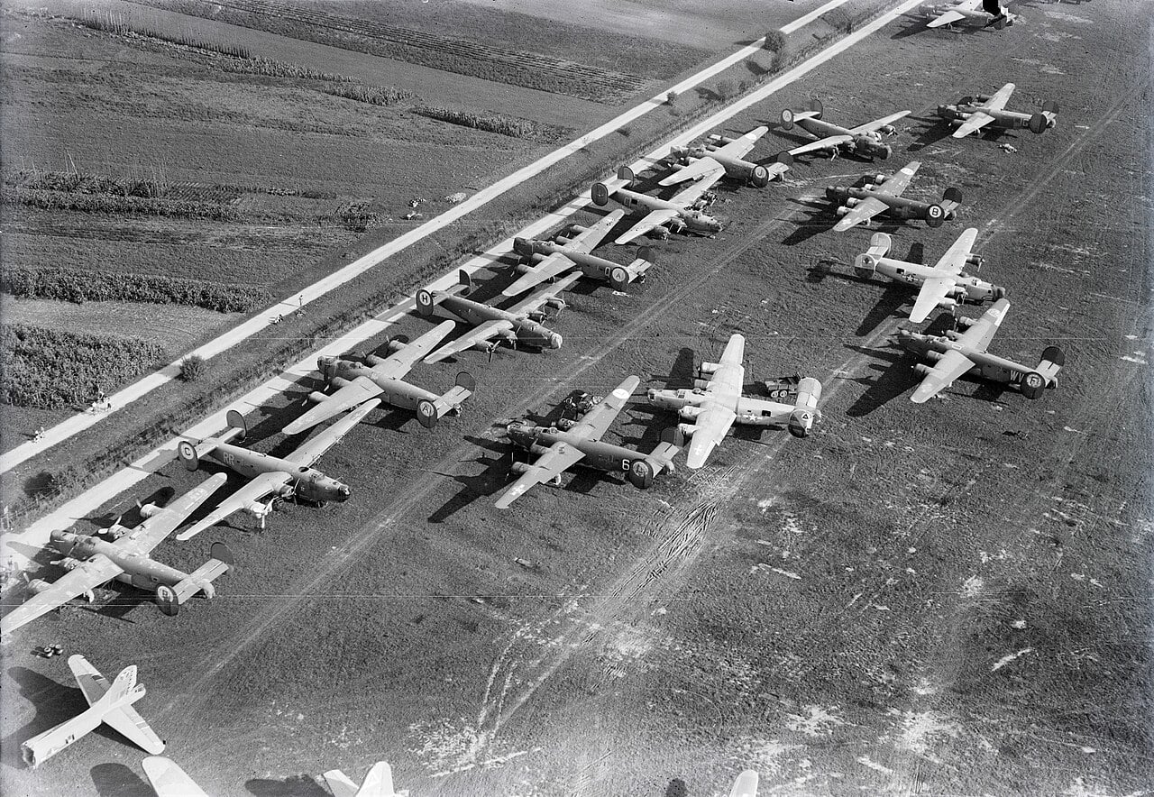 Interned US B-17 and B-24 bombers on display at Dübendorf in October 1945 Interned US B-17 and B-24 bombers on display at Dübendorf in October 1945