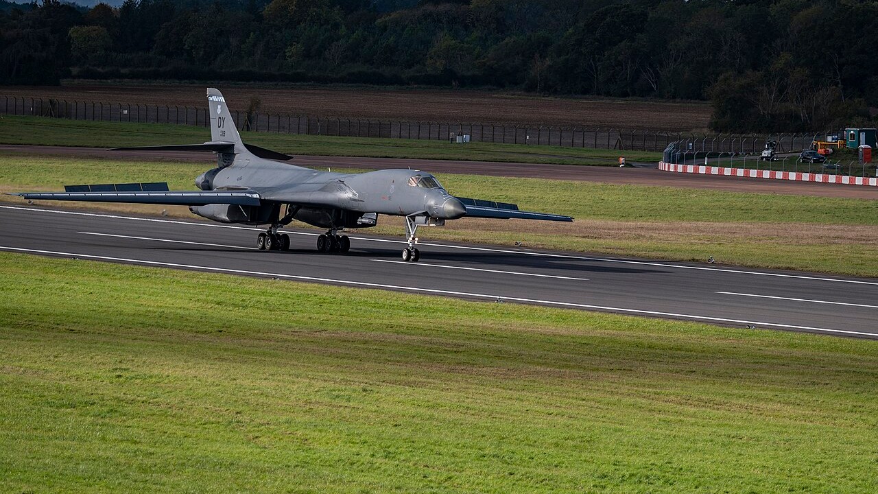 B-1B Lancer landing at RAF Fairford A US Air Force B-1B Lancer rolling out on the runway at RAF Fairford