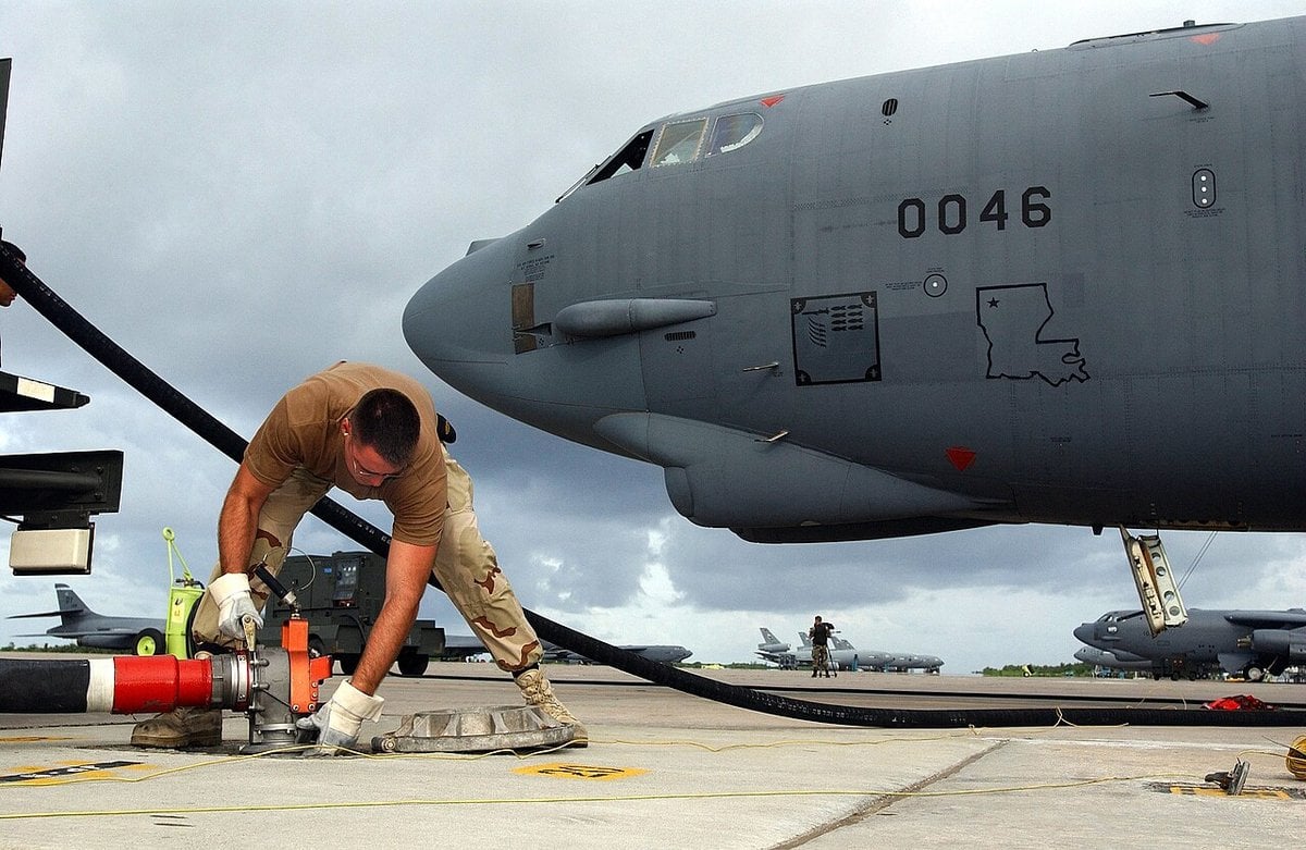 B-52H bomber refuelled from a hot pit during Operation Enduring Freedom in 2001
