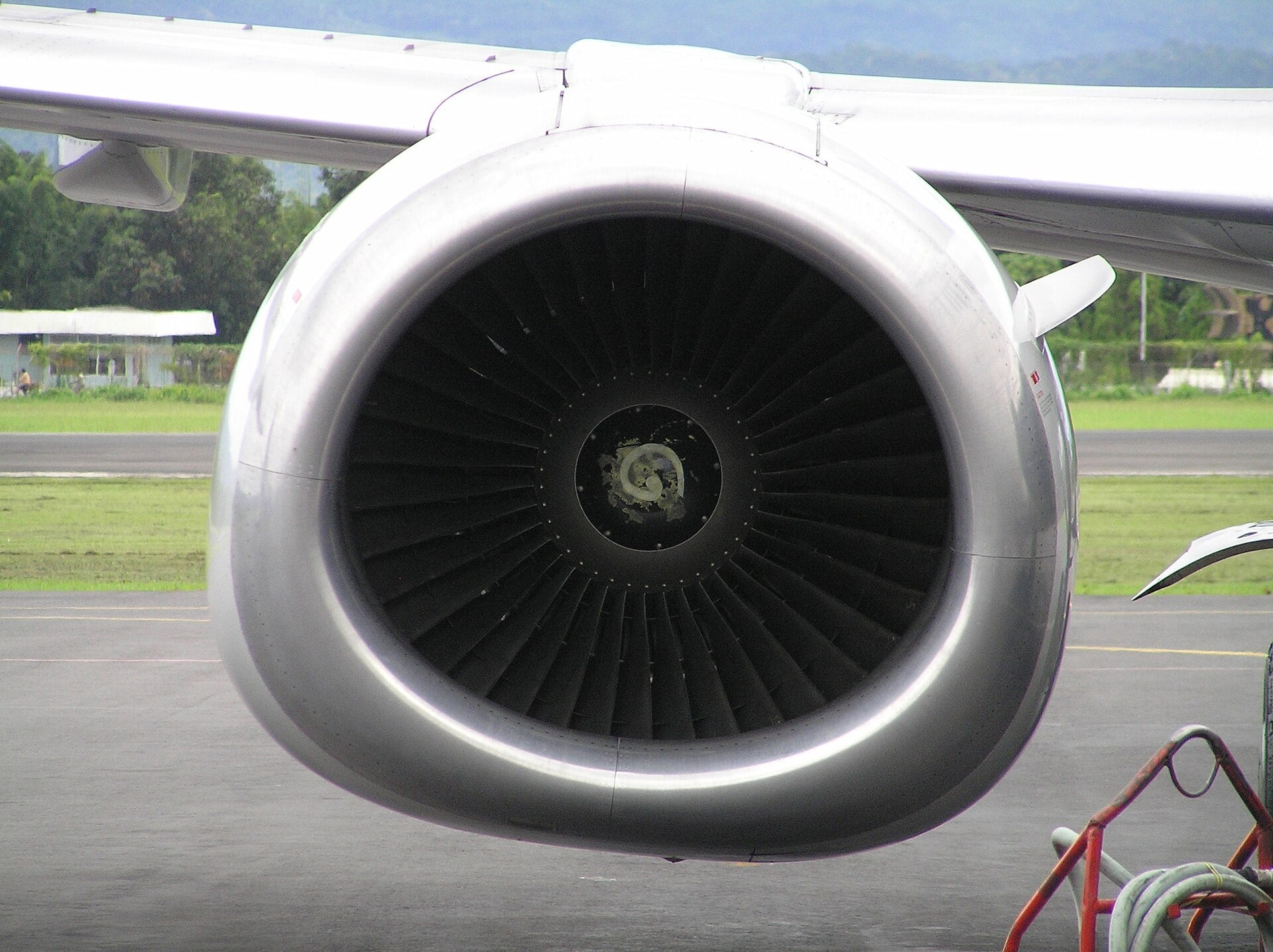 CFM56-3 engine on a Boeing 737-400 showing the flattened hamster pouch inlet