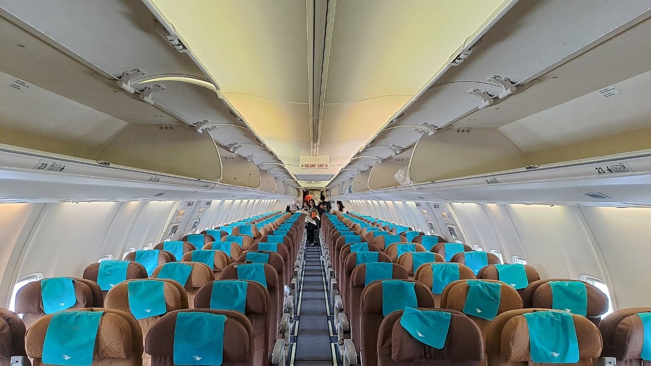 Boeing 737-800 cabin passenger service units Boeing 737-800 cabin looking aft, passenger service unit rails above each seat row