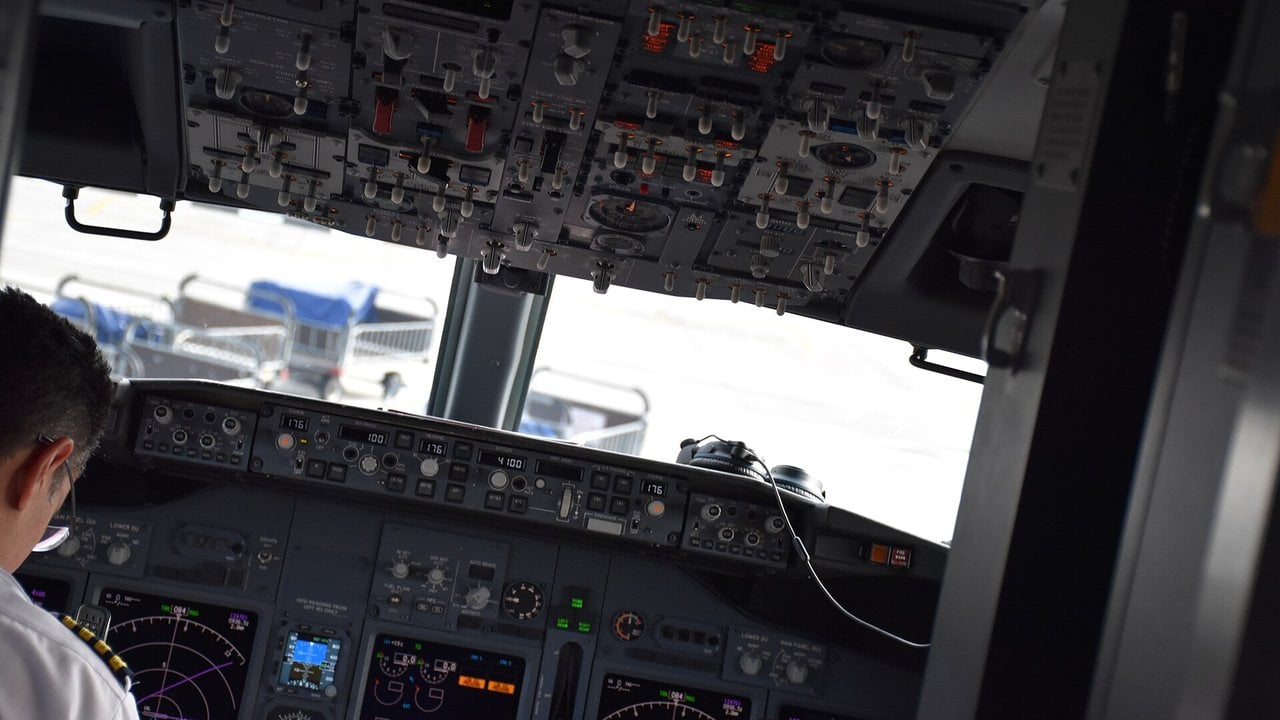 Boeing 737-800 cockpit Pilot in the cockpit of Buzz Boeing 737-800 SP-RSX on the ground