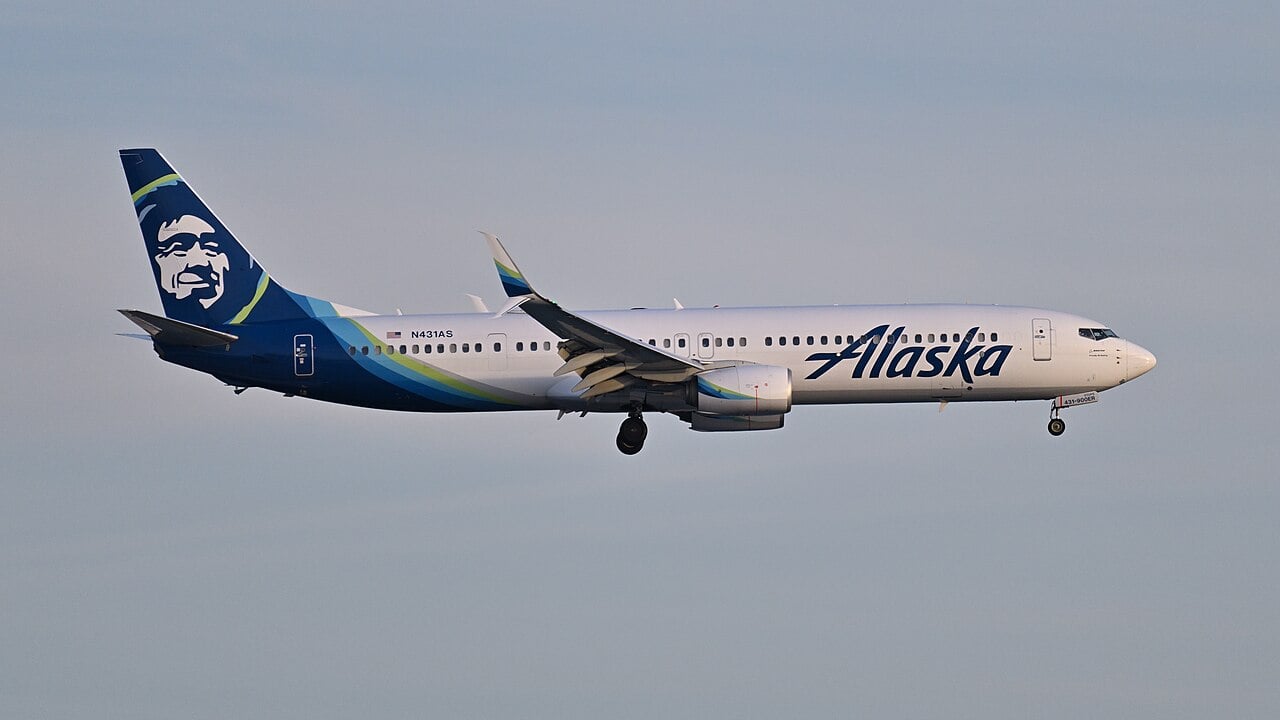 An Alaska Airlines Boeing 737-900ER on final approach to runway 22L at Boston Logan