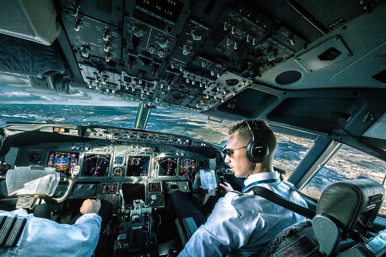 Boeing 737 flight deck during flight seen from behind the pilots