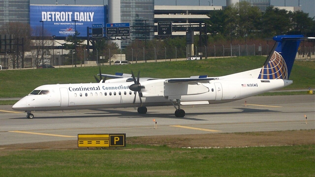 Continental Connection Bombardier Q400 taxiing A Bombardier Q400 in Continental Connection colours
