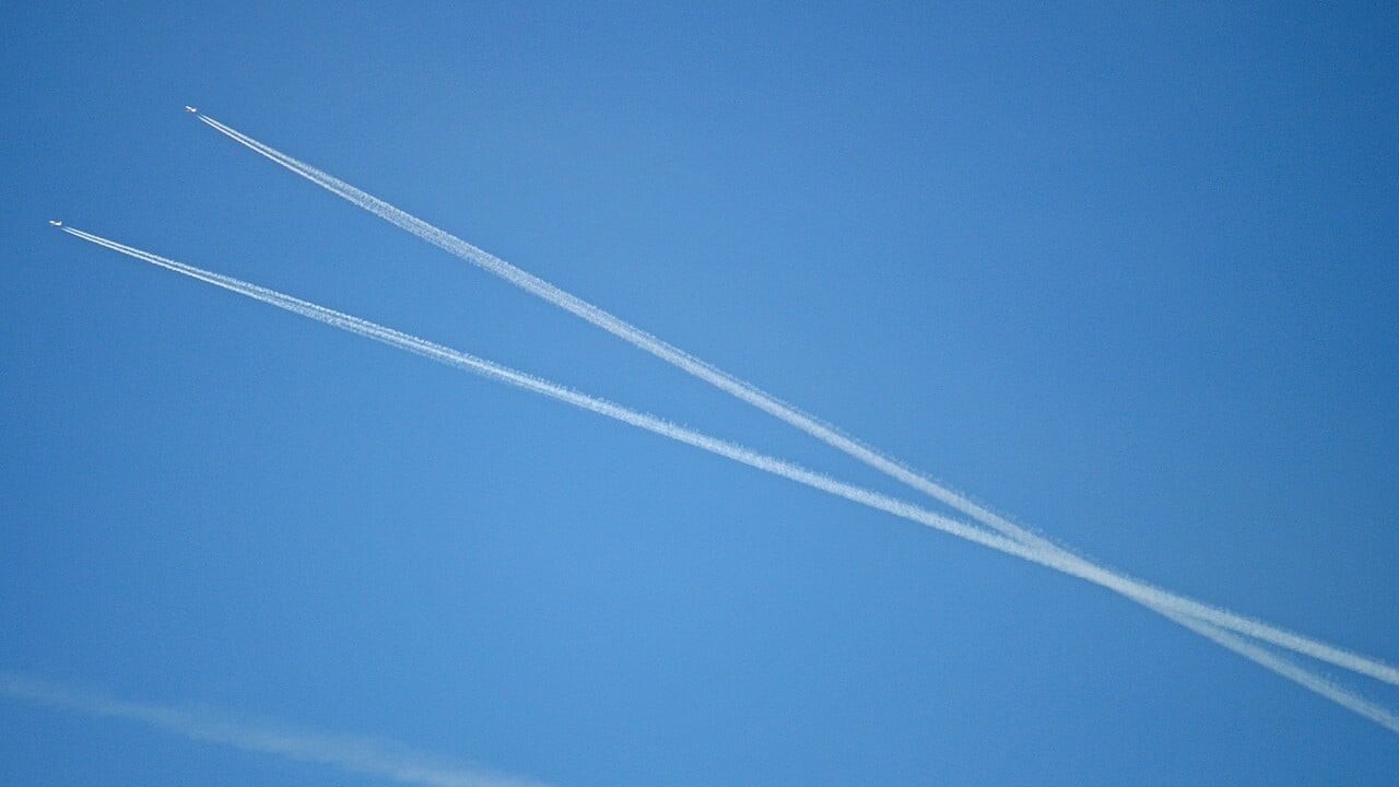 Contrails of an easyJet Airbus A319 and a Jet2 Boeing 737 crossing at about 35,000 feet over Bedfordshire