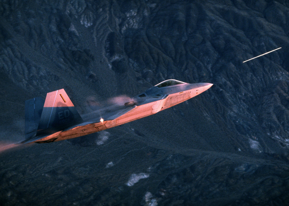 F-22 Raptor test-firing its internal 20mm cannon