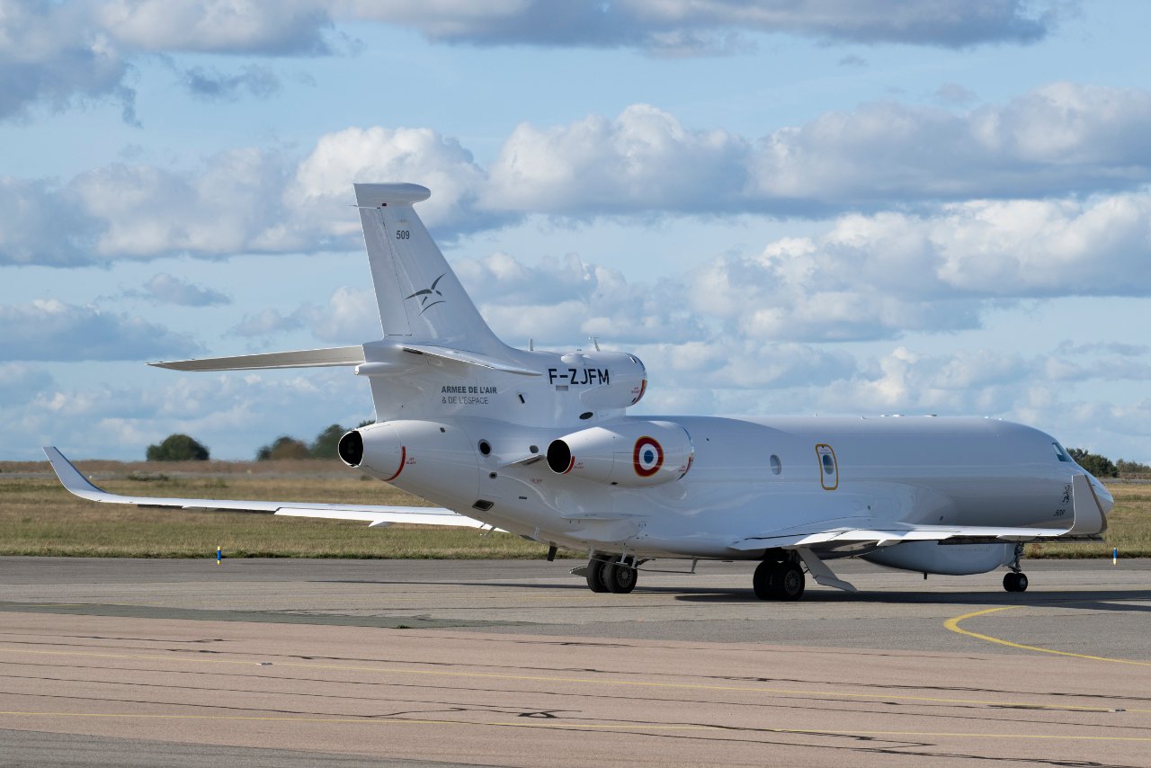 Falcon 8X Archange landing at Air Base 105 Evreux