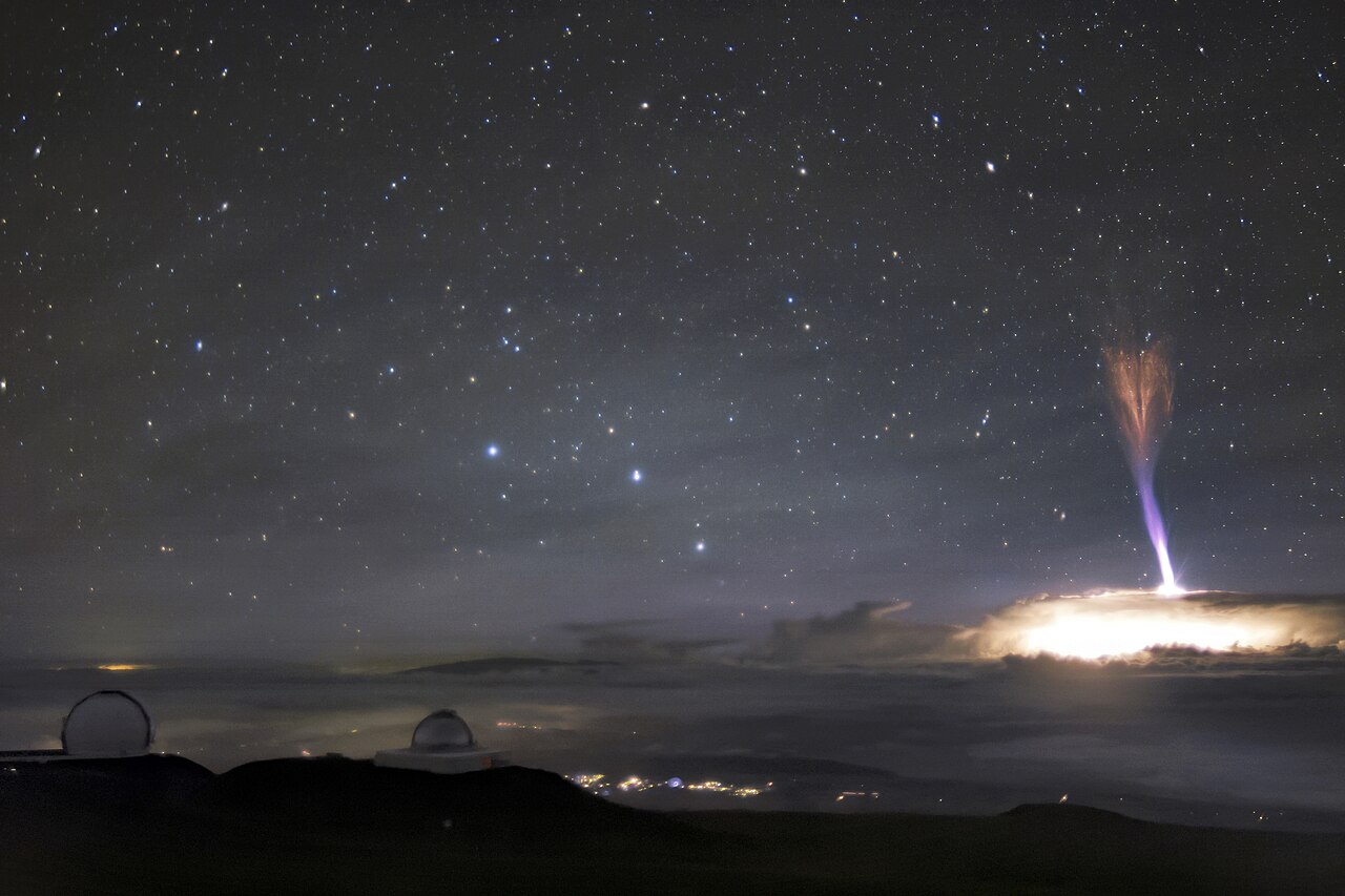 A gigantic jet rising from a thunderstorm seen from Mauna Kea, Hawaii
